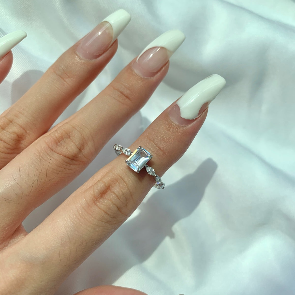 [ECHO ]1.0 Carat Dainty Resplendent Radiant Cut Daily Ring