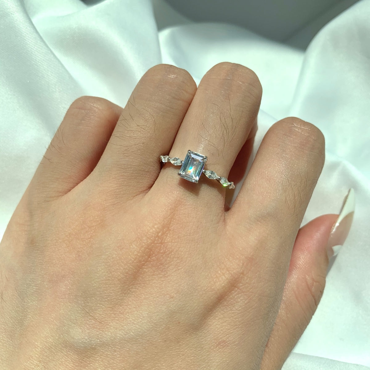 [ECHO ]1.0 Carat Dainty Resplendent Radiant Cut Daily Ring