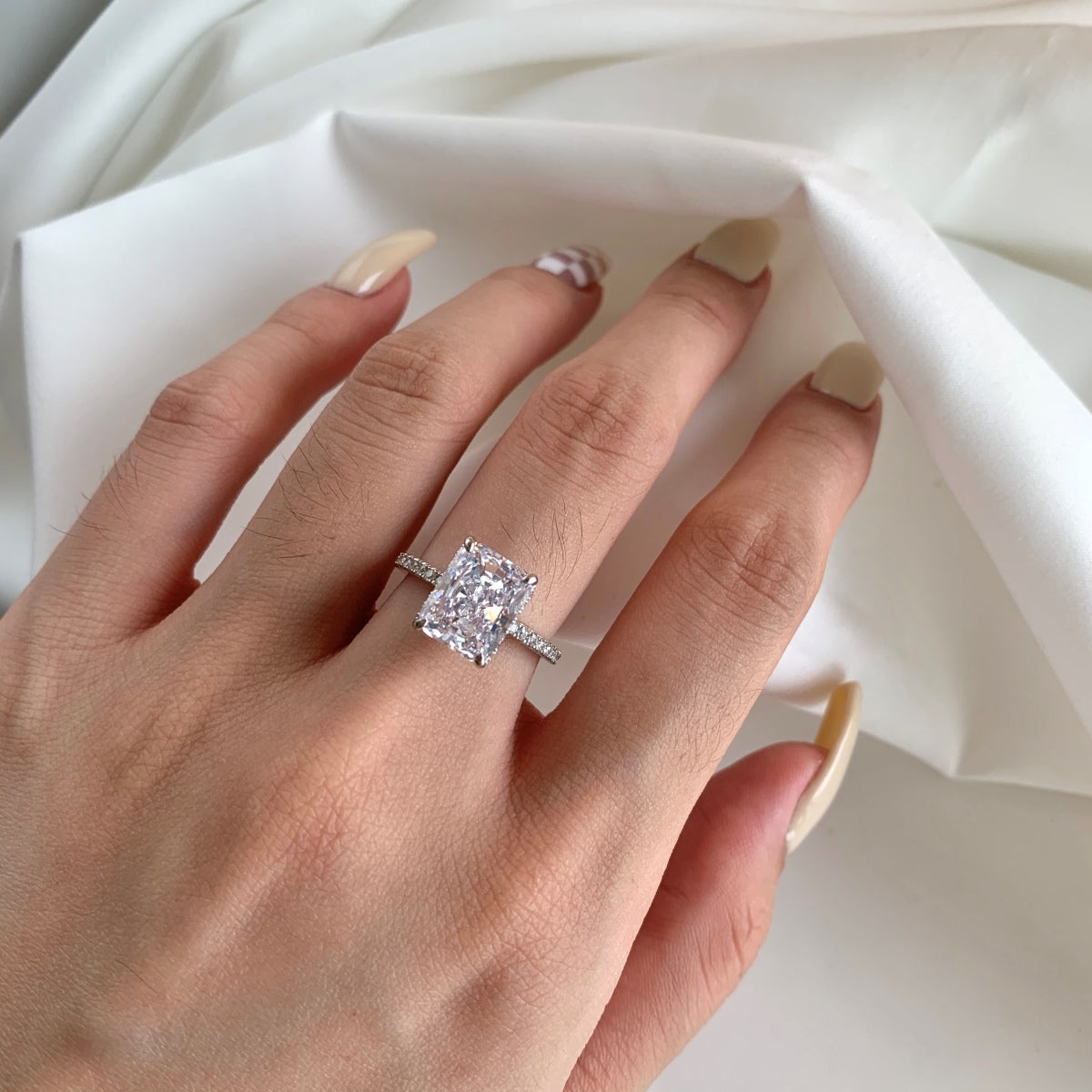 [ECHO ]4.0 Carat Luxurious Engagement Ring