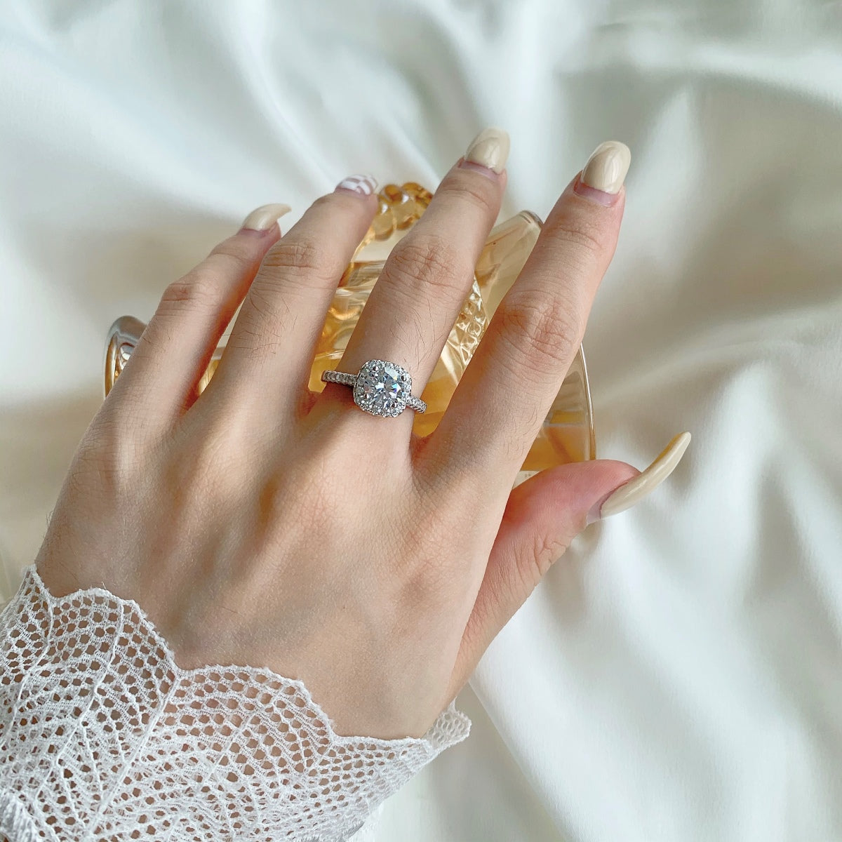 [ECHO ]Dazzling Resplendent Round Cut Wedding Ring