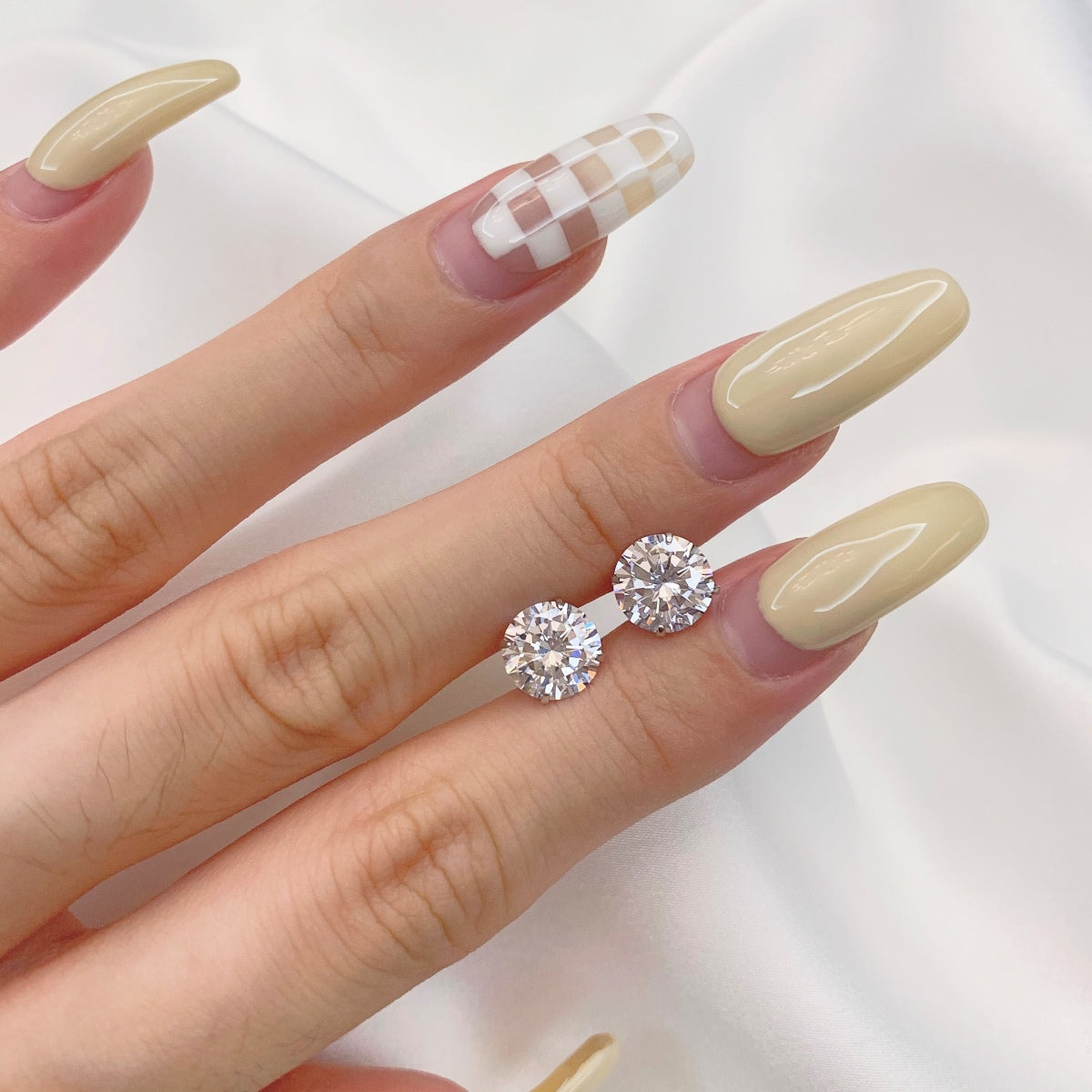 [ECHO ]Stylish Shiny Round Center Stone Stud Earrings