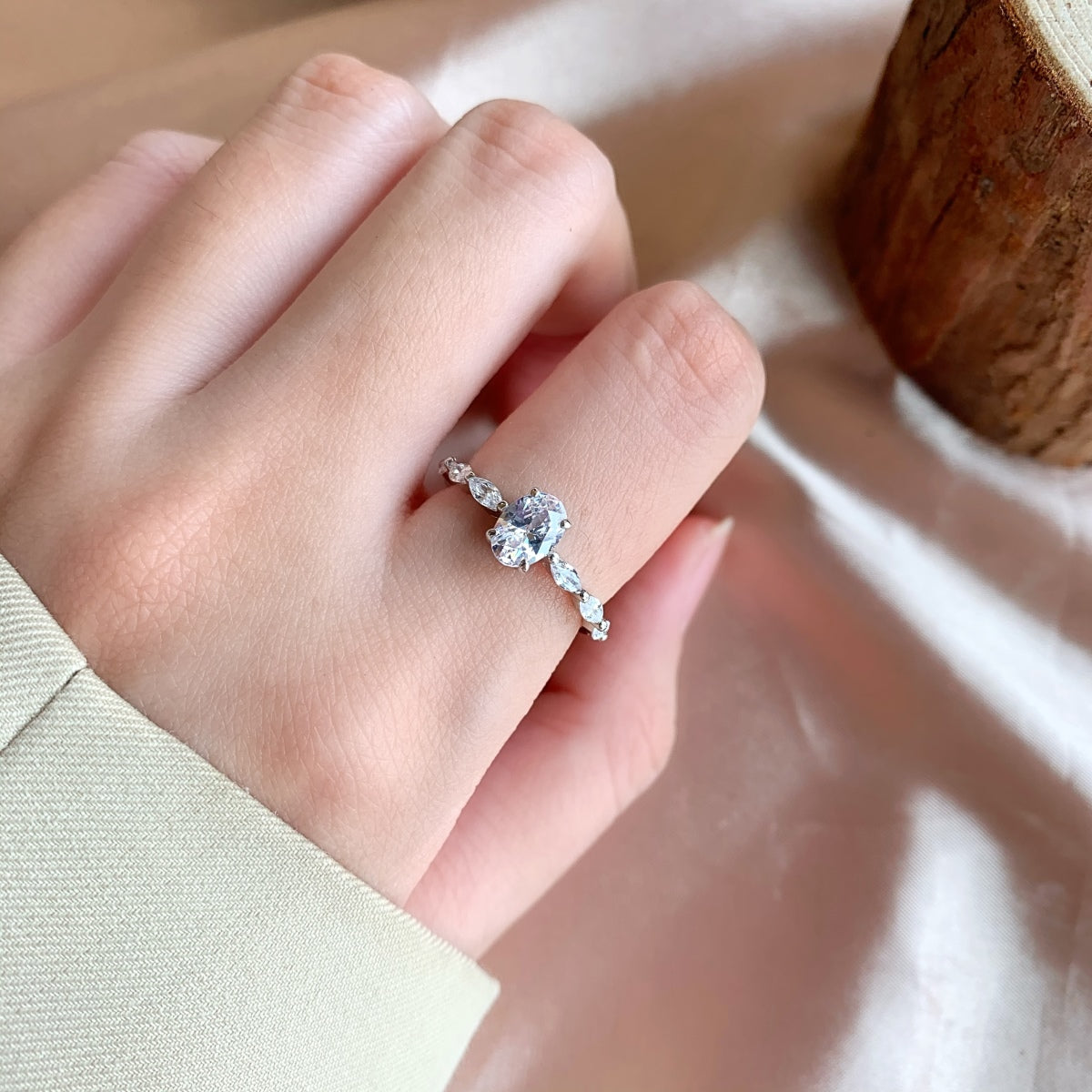 [ECHO ]0.75 Carat Luxurious Vibrant Elongated Cushion Cut Daily Ring