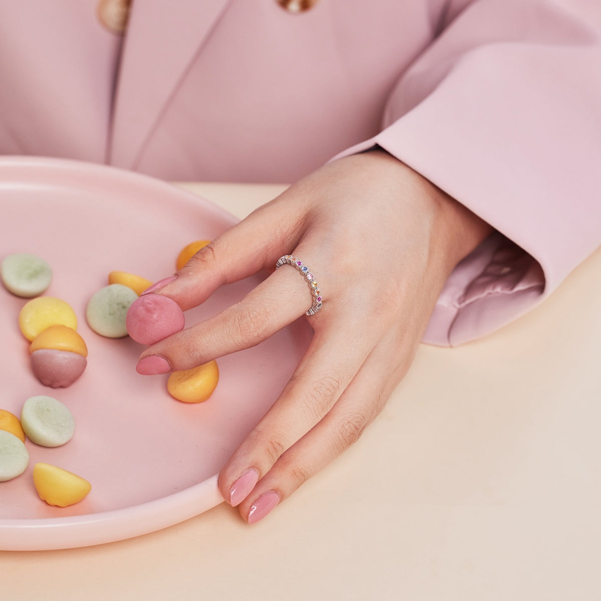 [ECHO ]Unique Scintillating Round Cut Daily Ring