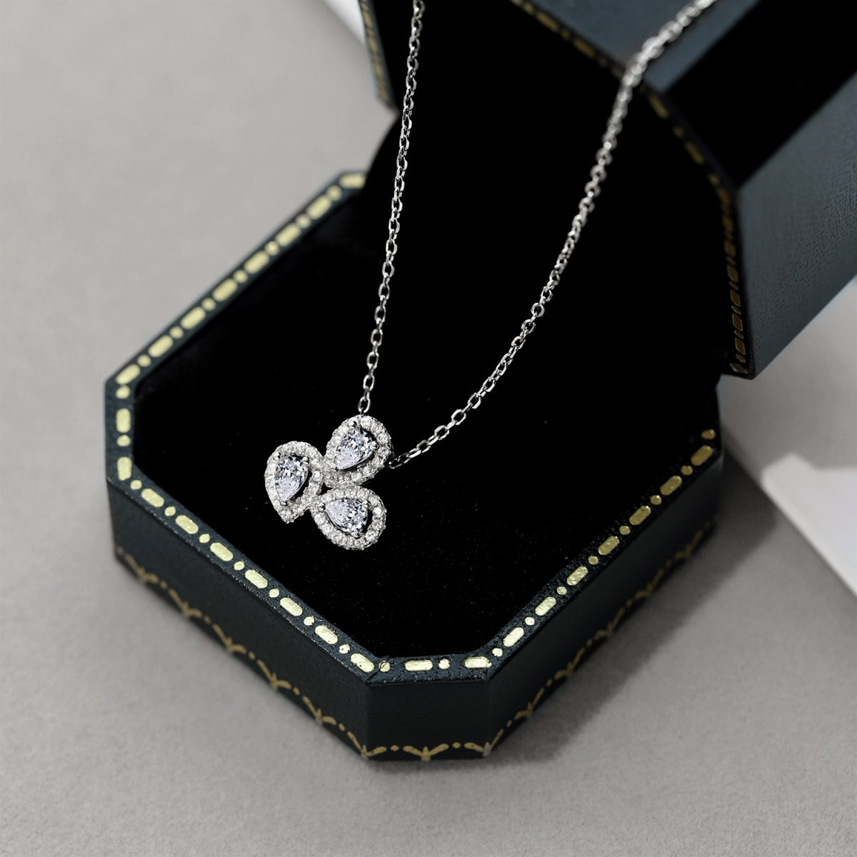 [ECHO ]Elegant Flower Shape Pear Cut Necklace