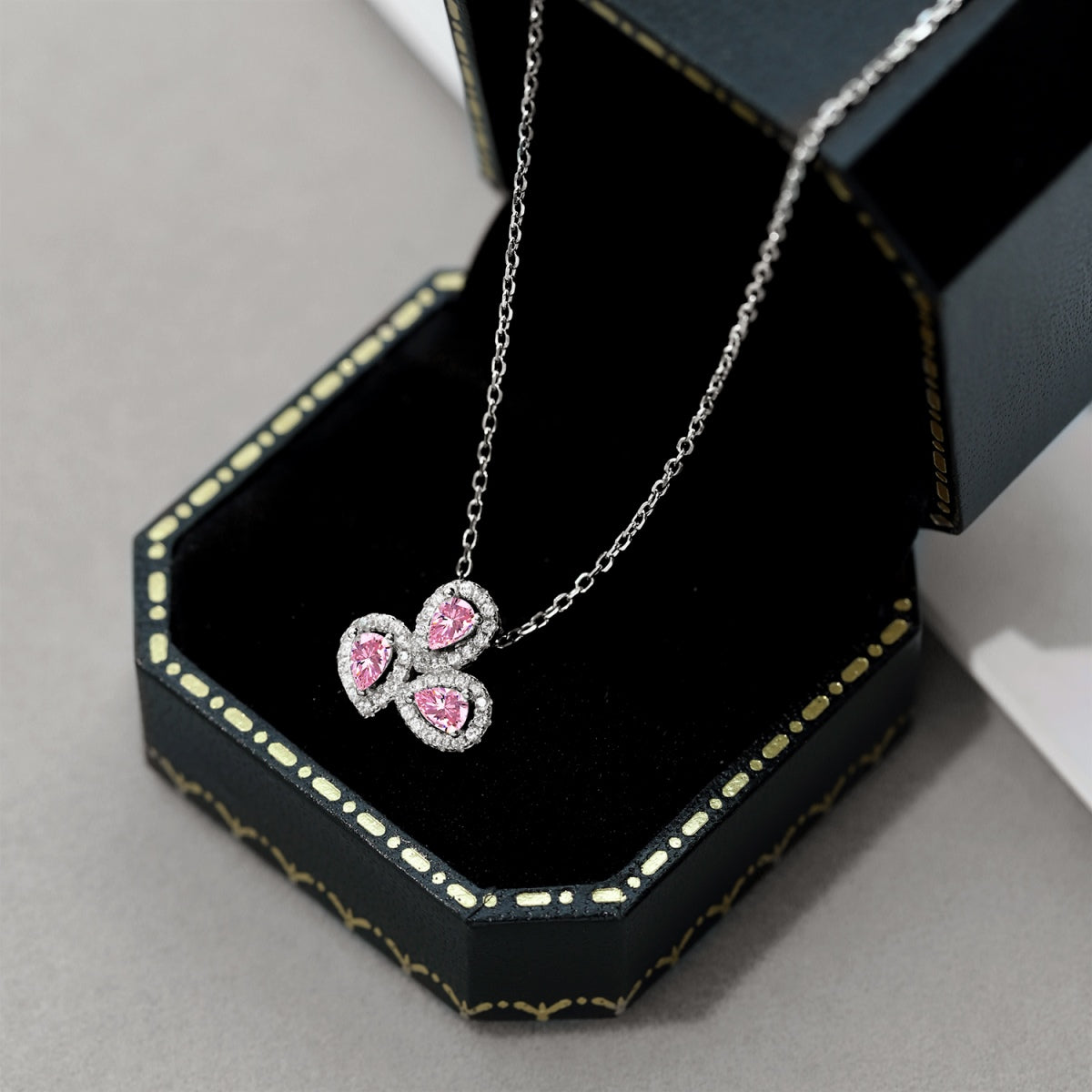 [ECHO ]Elegant Flower Shape Pear Cut Necklace