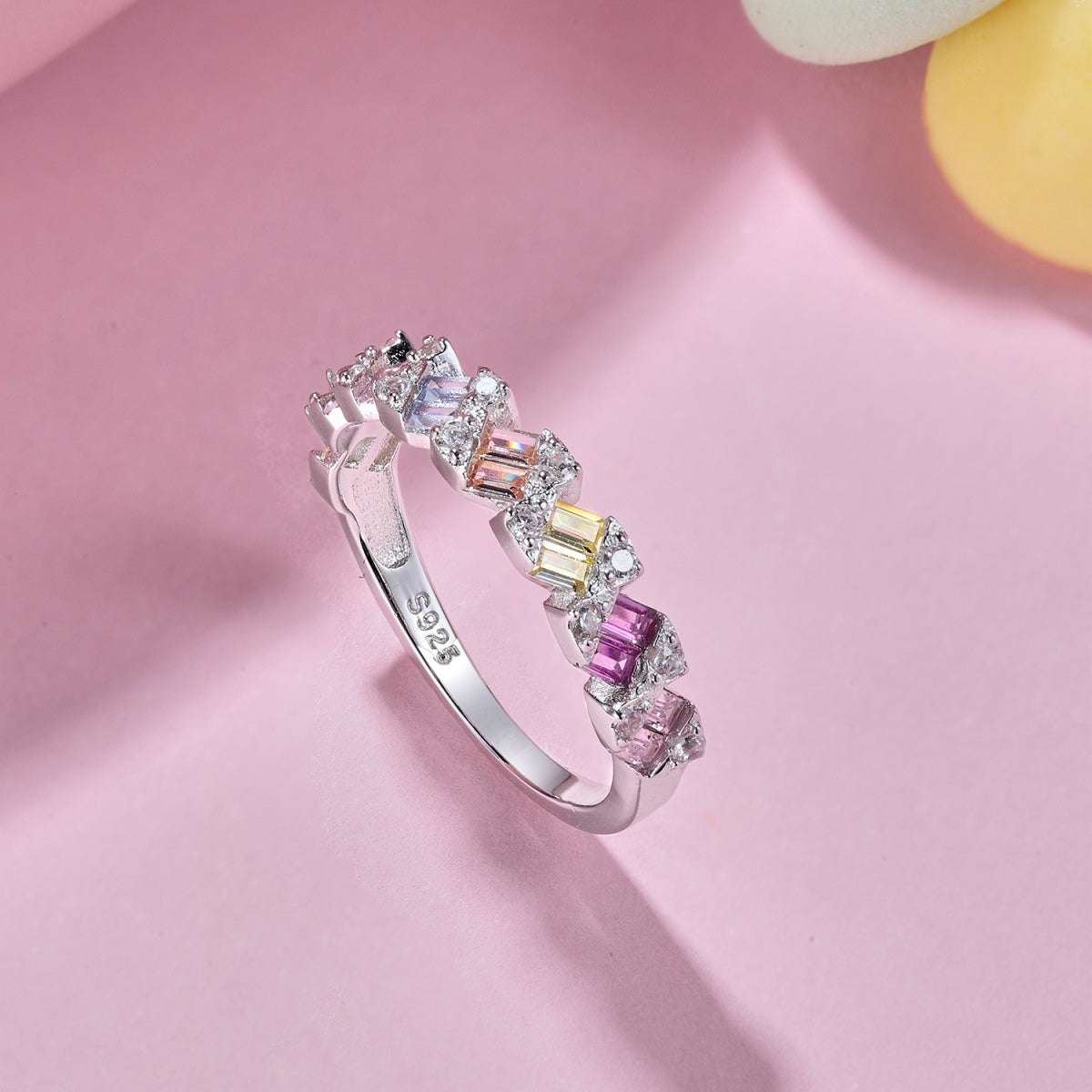 [ECHO ]Delicate Vibrant Emerald Cut Daily Ring