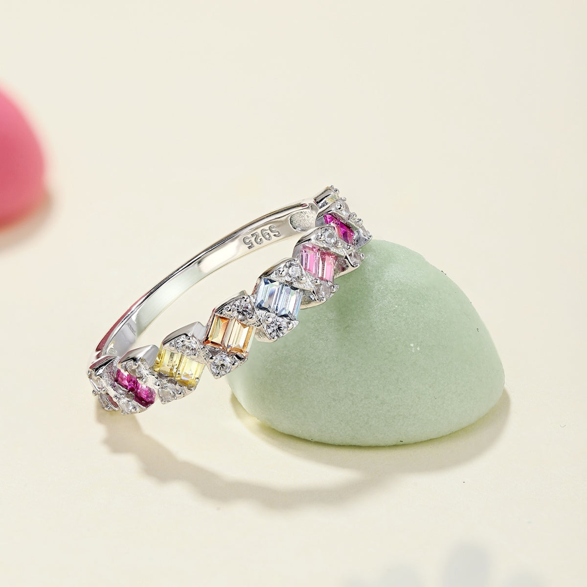 [ECHO ]Delicate Vibrant Emerald Cut Daily Ring
