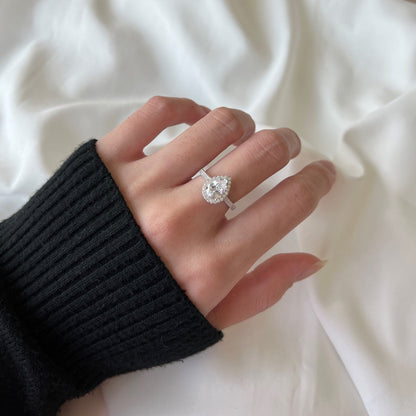 [ECHO ]1.0 Carat Luxurious Resplendent Water Drop Shape Wedding Ring