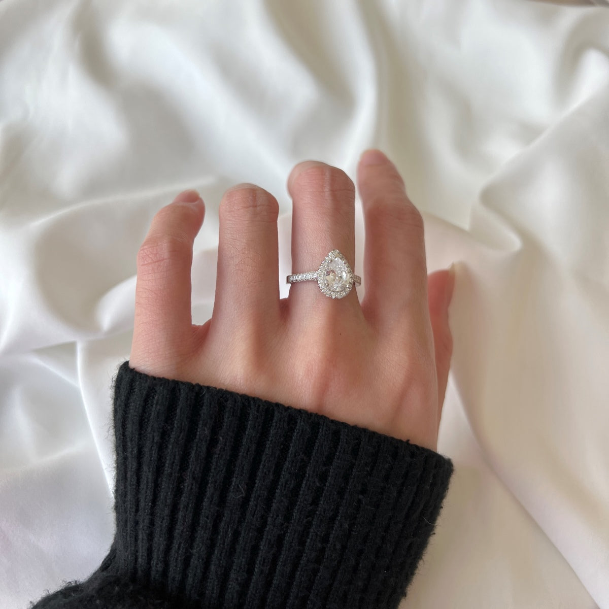 [ECHO ]1.0 Carat Luxurious Resplendent Water Drop Shape Wedding Ring