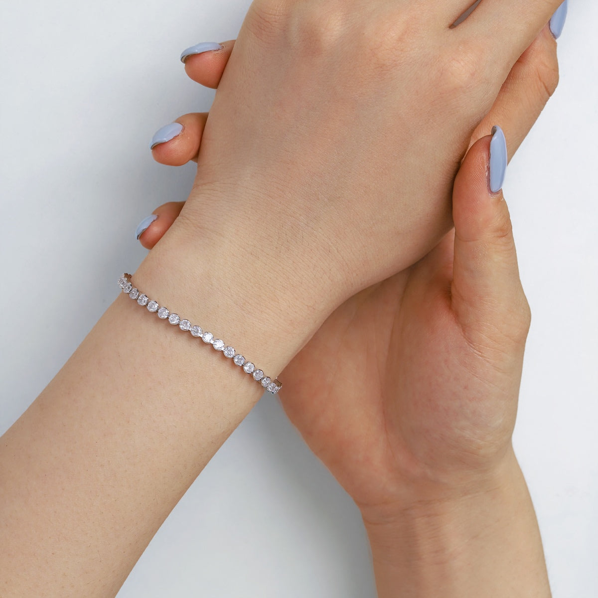 [ECHO ]Ornate  Sparkling Round Cut Daily Bracelet