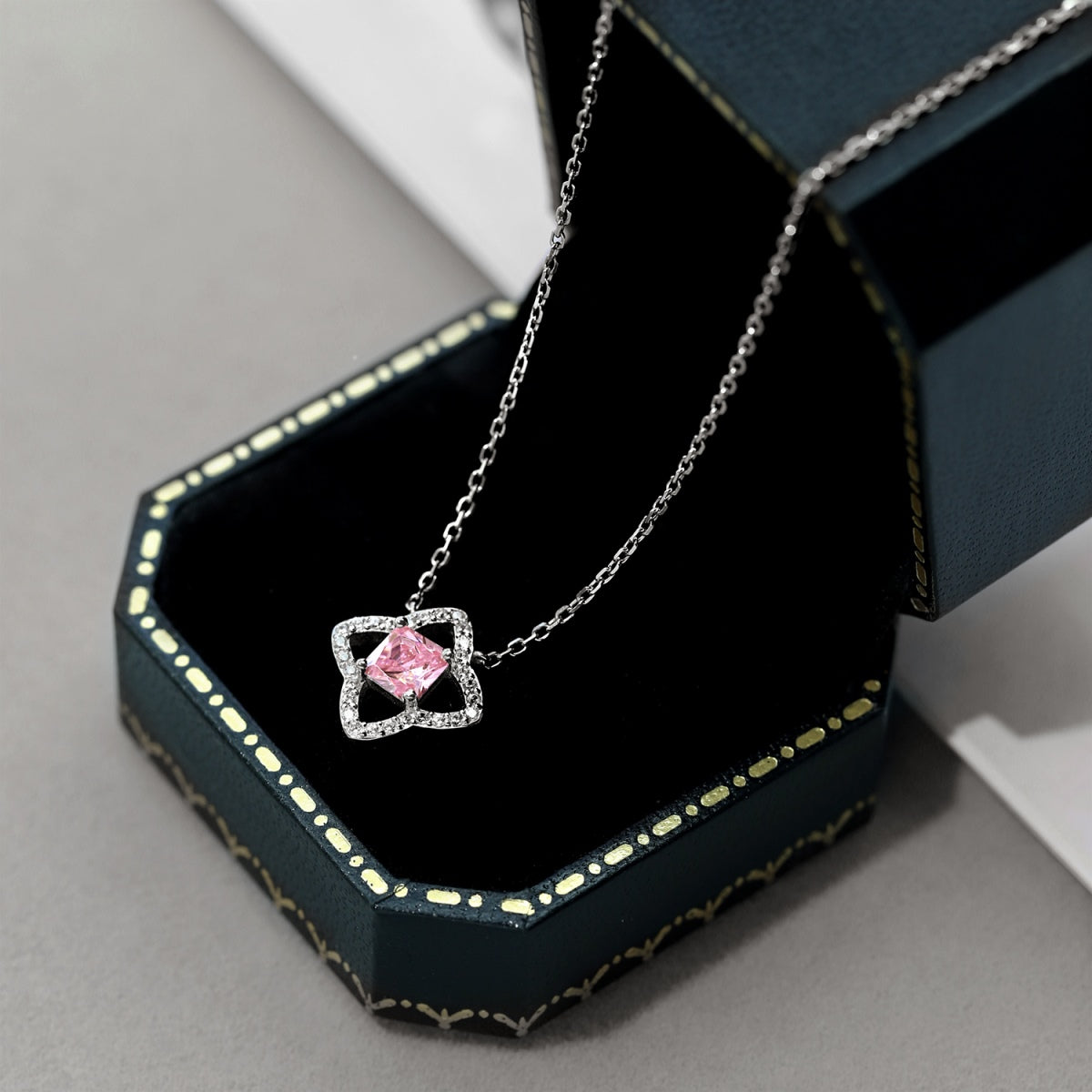 [ECHO ]Exquisite Flower Shape Princess Cut Necklace