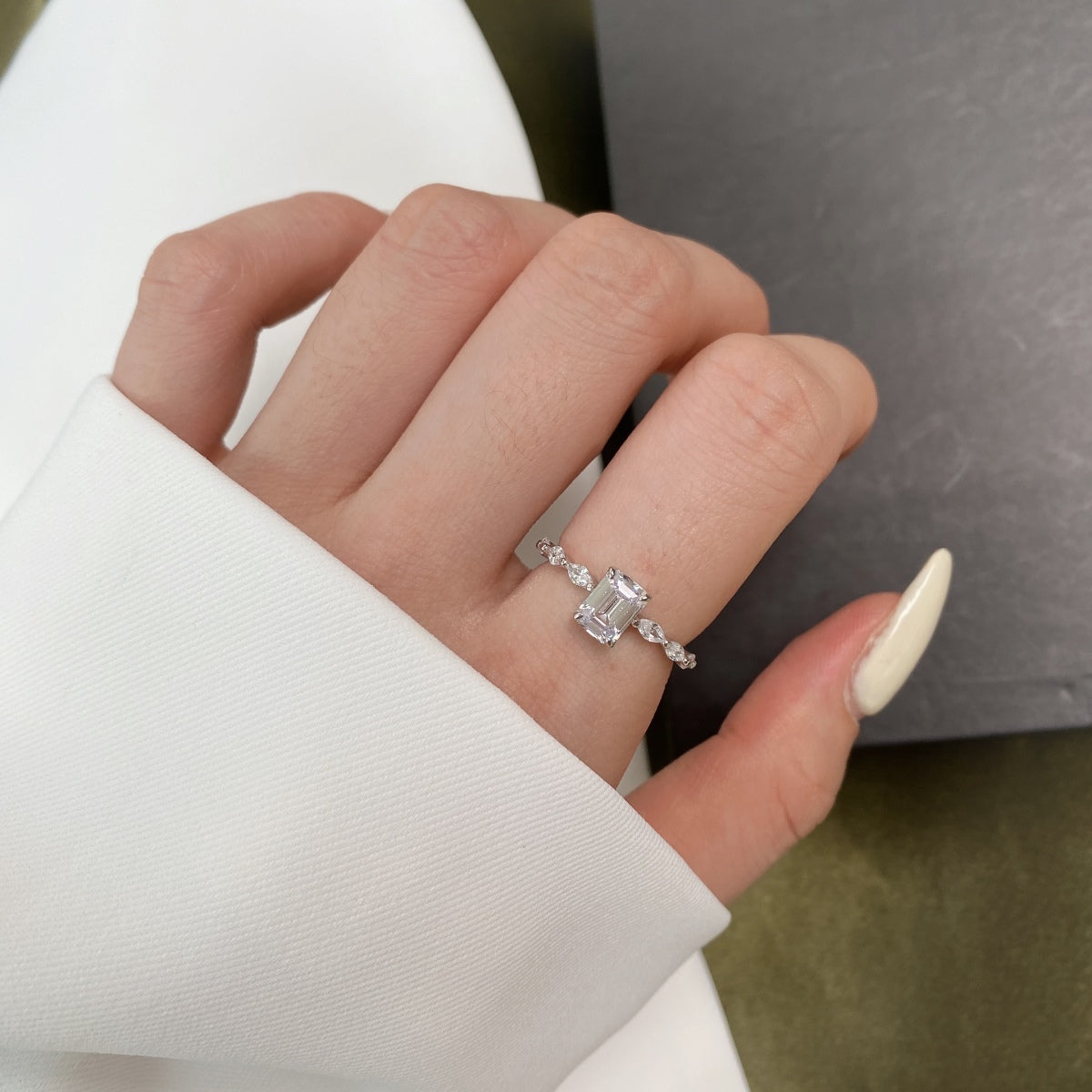 [ECHO ]1.0 Carat Dainty Resplendent Radiant Cut Daily Ring