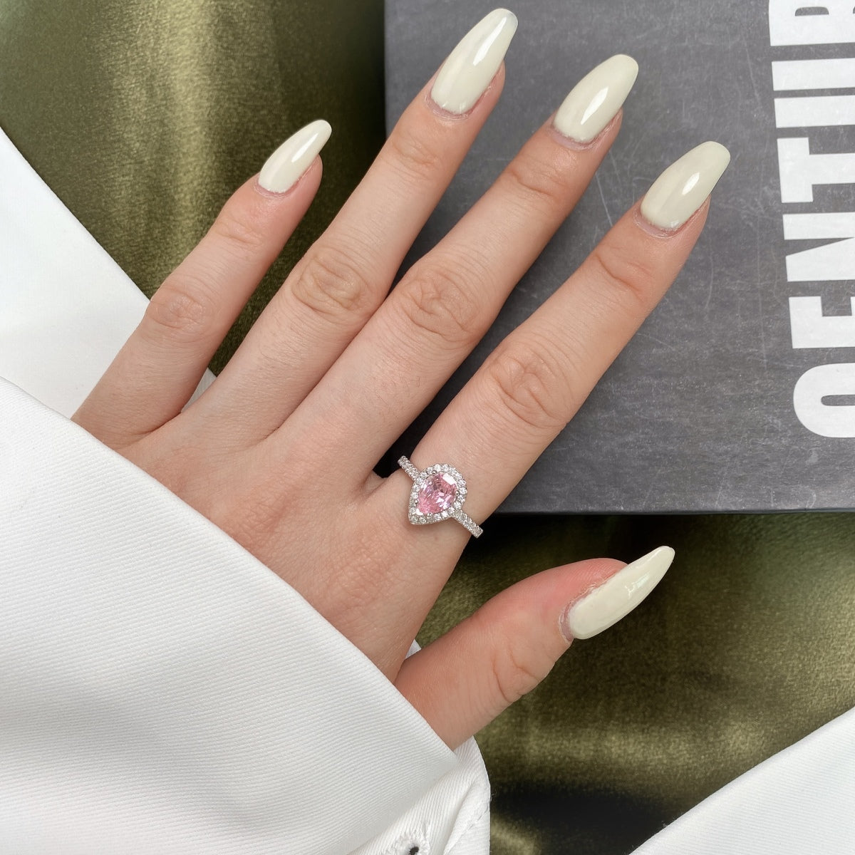 [ECHO ]1.0 Carat Luxurious Resplendent Water Drop Shape Wedding Ring