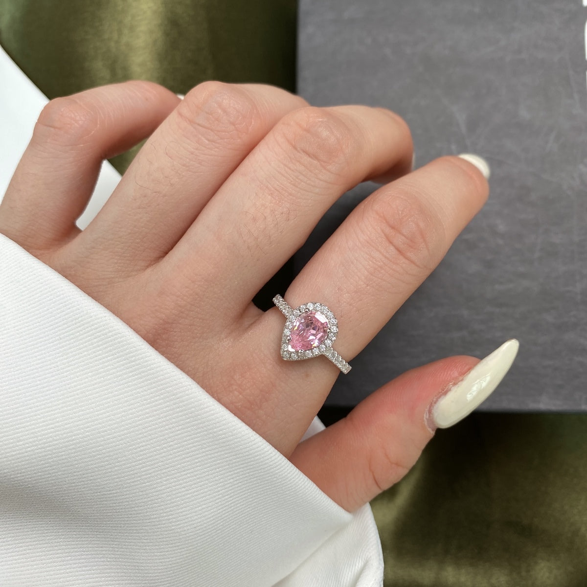 [ECHO ]1.0 Carat Luxurious Resplendent Water Drop Shape Wedding Ring