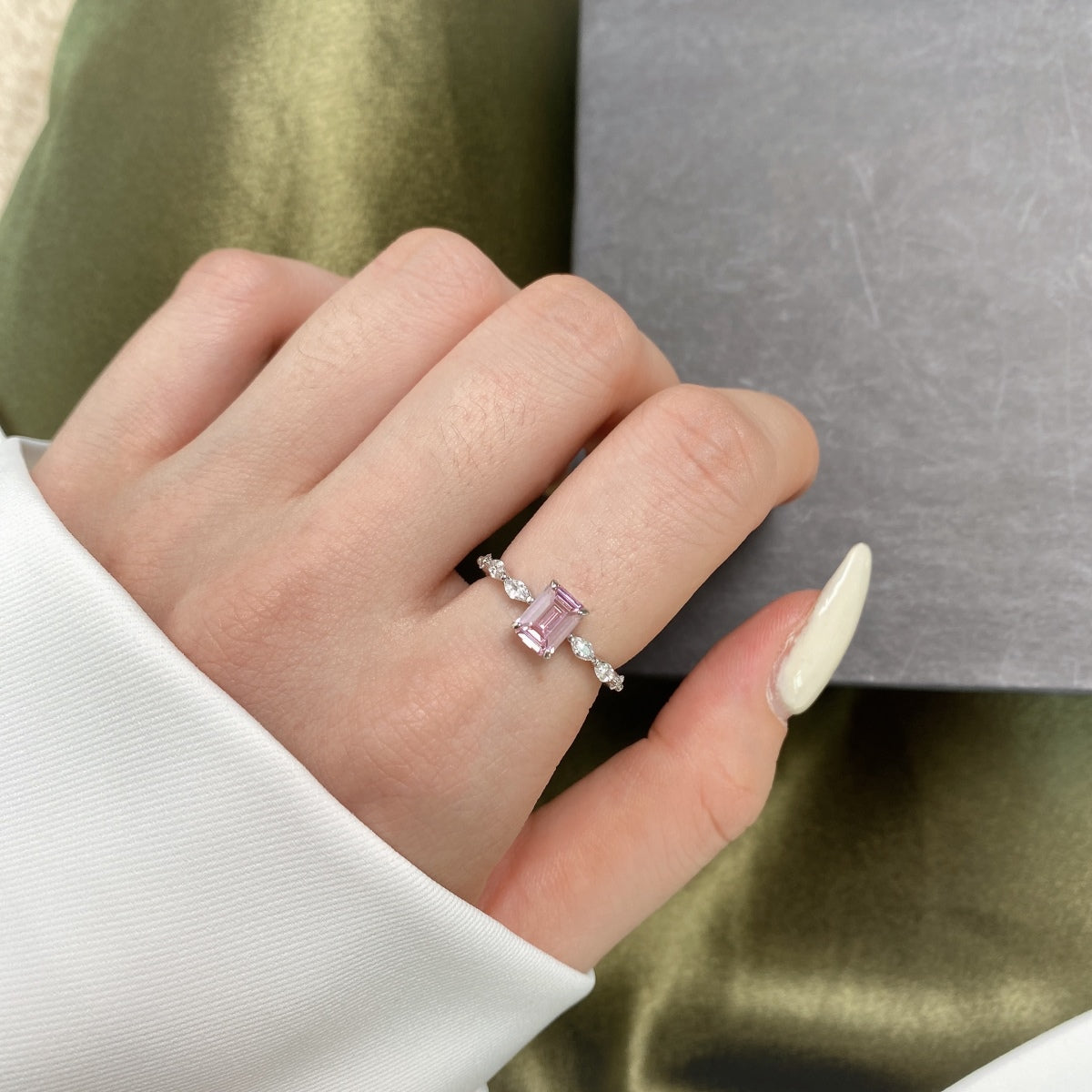 [ECHO ]1.0 Carat Dainty Resplendent Radiant Cut Daily Ring
