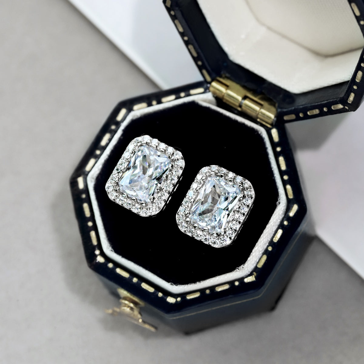 [ECHO ]1.0 Carat Luxurious Dainty Emerald Cut Daily Earrings