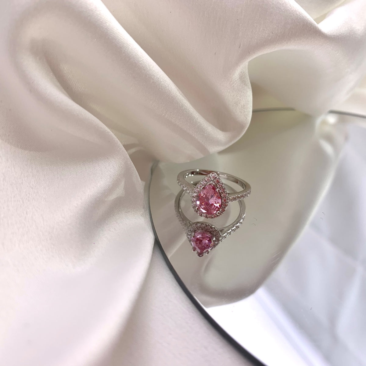 [ECHO ]1.0 Carat Luxurious Resplendent Water Drop Shape Wedding Ring