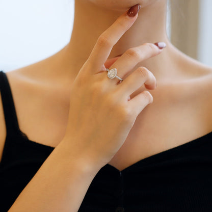 [ECHO ]1.0 Carat Luxurious Resplendent Water Drop Shape Wedding Ring