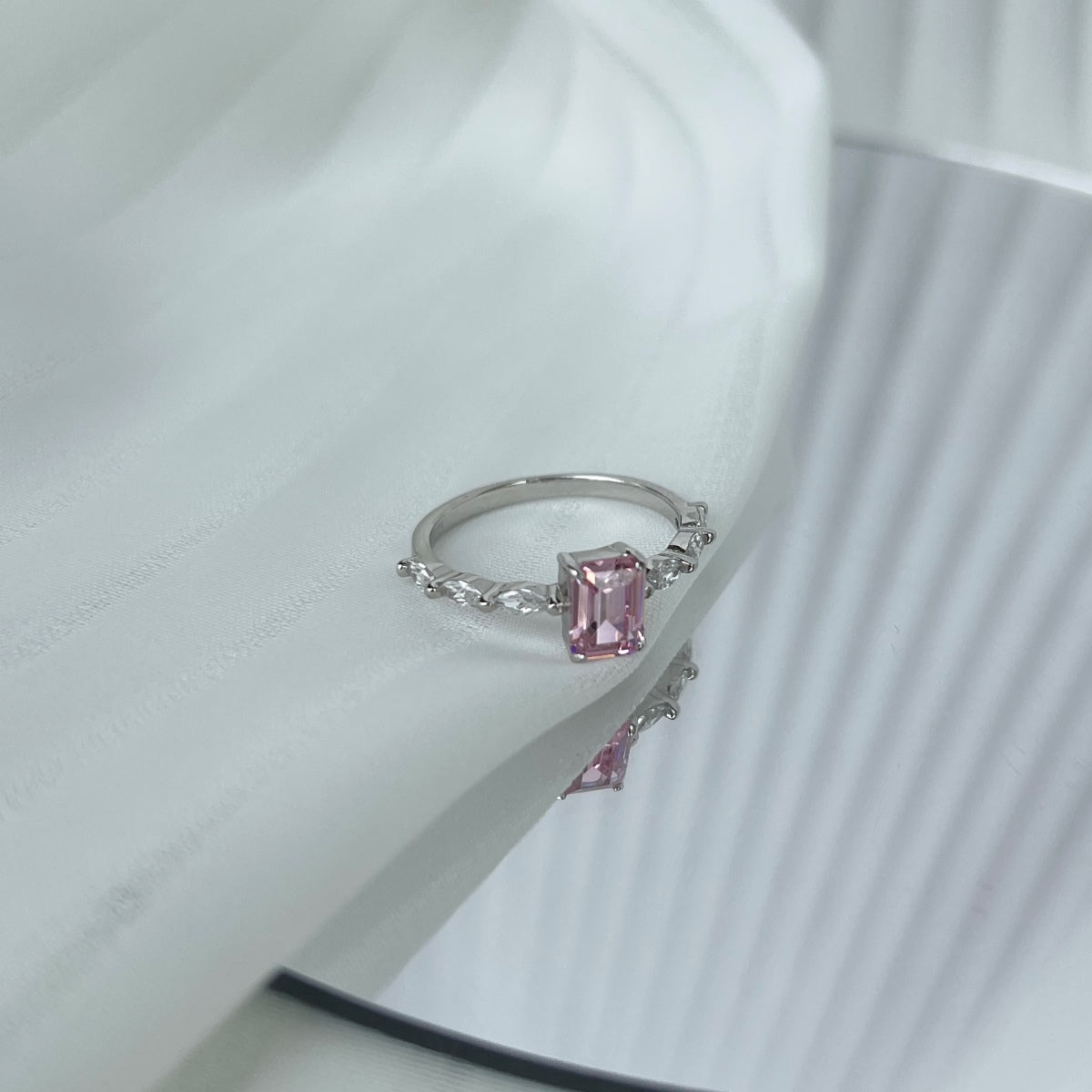 [ECHO ]1.0 Carat Dainty Resplendent Radiant Cut Daily Ring