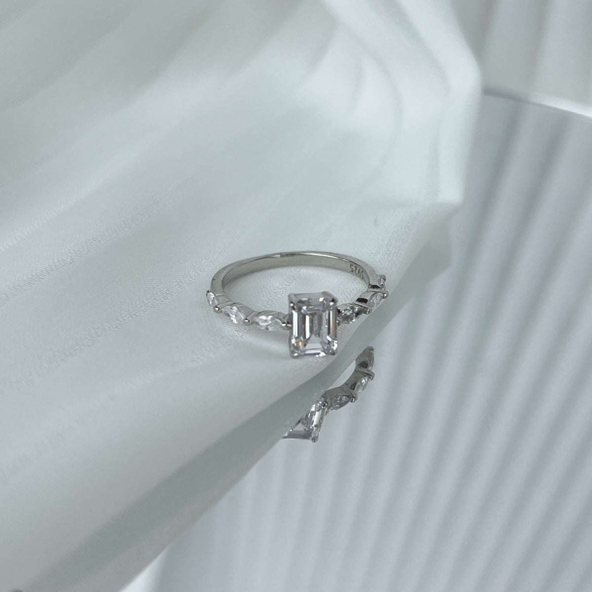 [ECHO ]1.0 Carat Dainty Resplendent Radiant Cut Daily Ring
