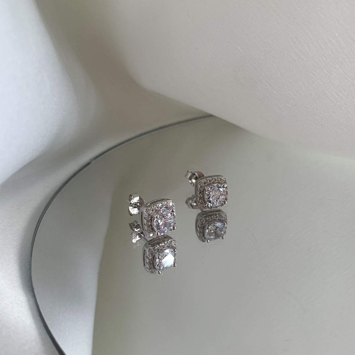 [ECHO ]Classic Round Center Stone Stud Earrings