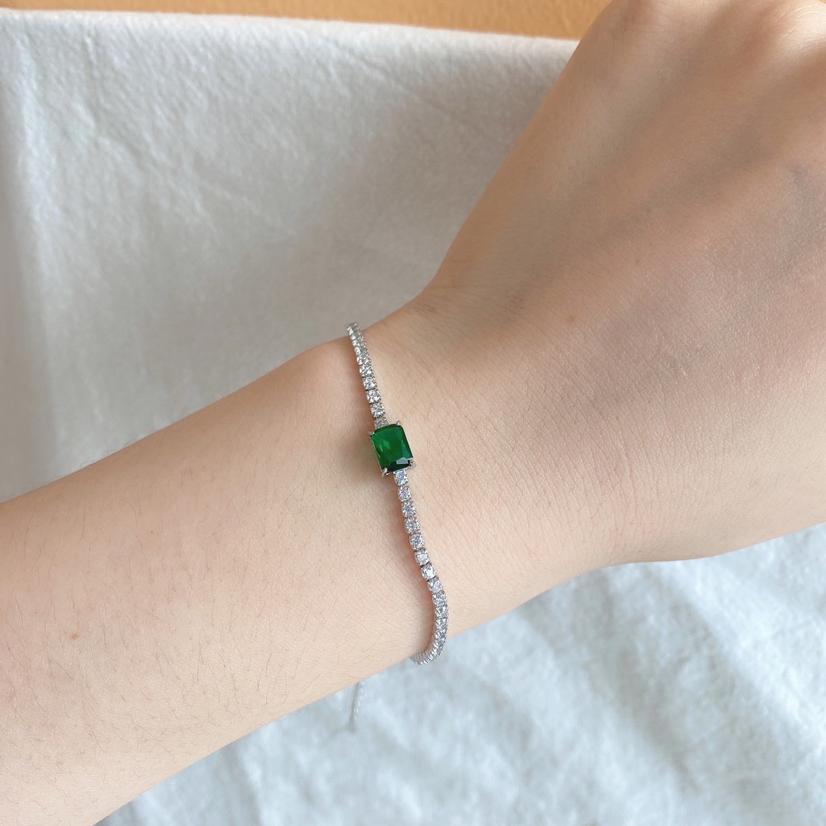 [ECHO ]1.0 Carat Unique Emerald Cut Banquet Bracelet