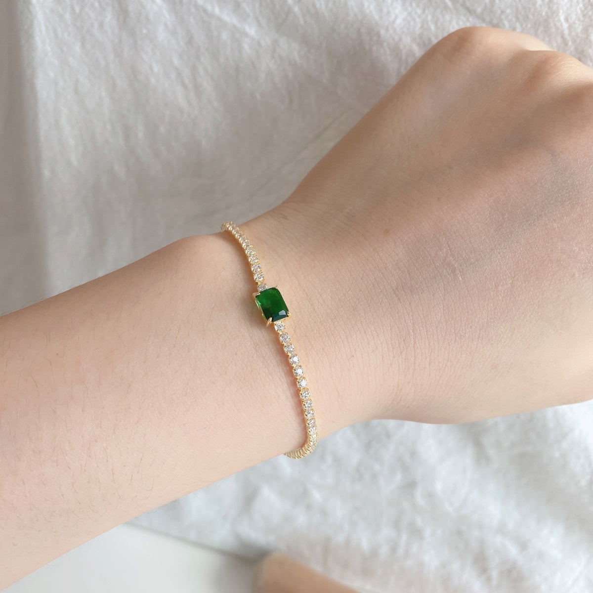 [ECHO ]1.0 Carat Unique Emerald Cut Banquet Bracelet