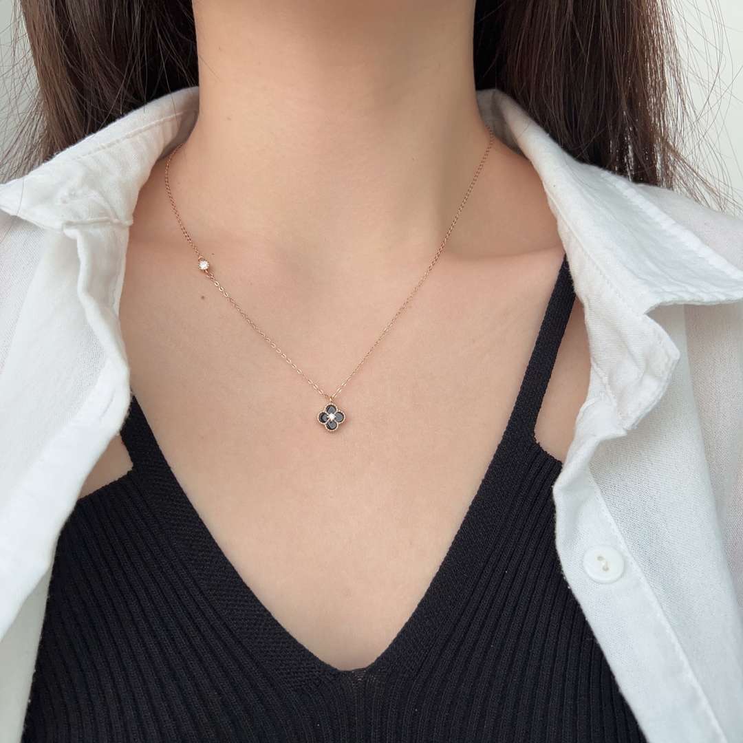 [ECHO ]Delicate Flower Shape Necklace