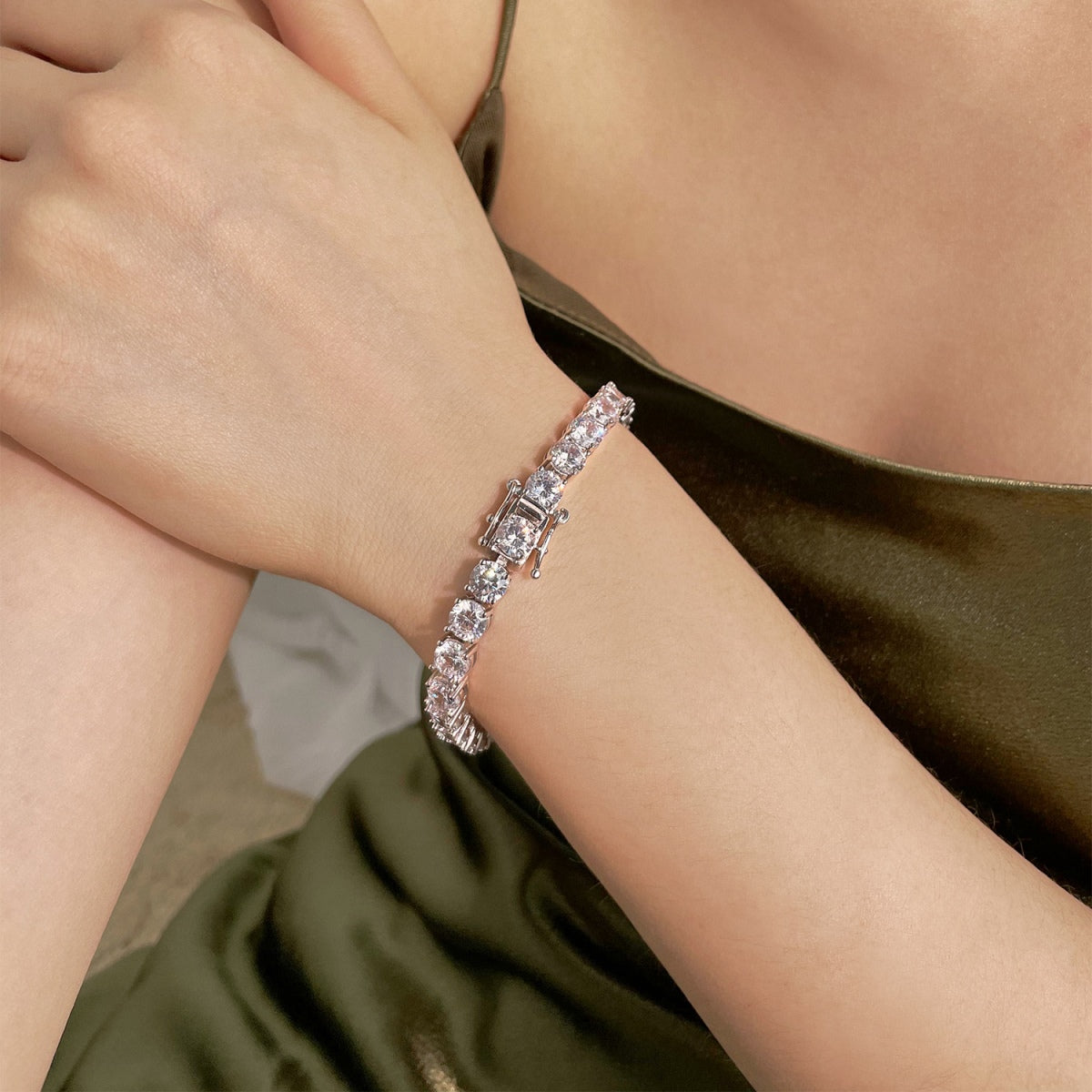 [ECHO ]0.75 Carat Dazzling Round Cut Wedding Bracelet