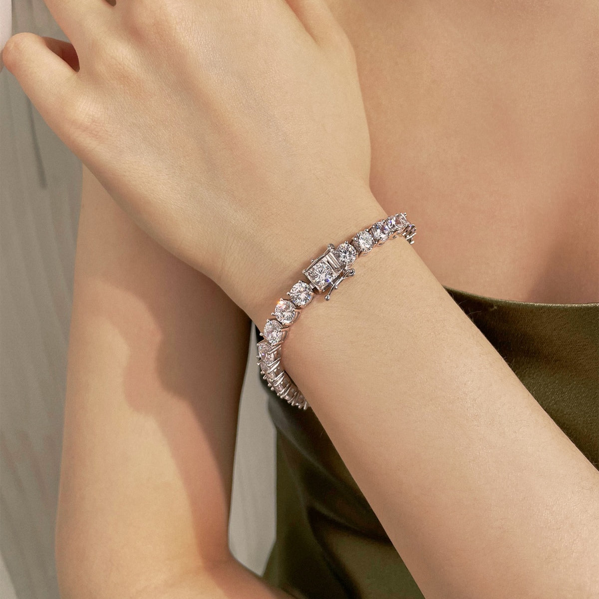 [ECHO ]0.75 Carat Dazzling Round Cut Wedding Bracelet