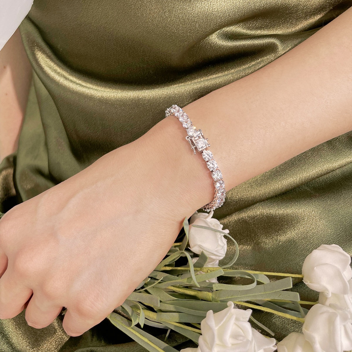 [ECHO ]Ornate Sparkling Round Cut Wedding Bracelet