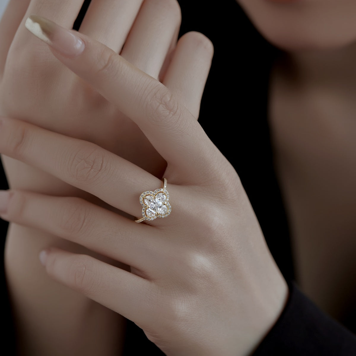 [ECHO ]Luxurious Eternity Flower Shape Banquet Ring
