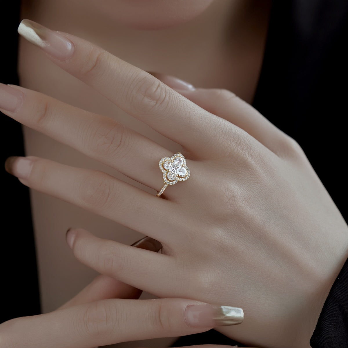 [ECHO ]Luxurious Eternity Flower Shape Banquet Ring
