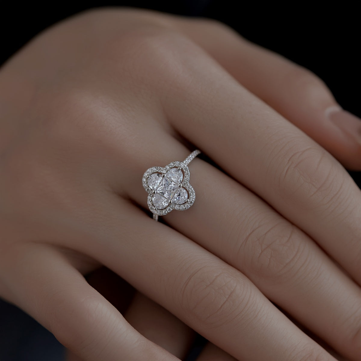 [ECHO ]Luxurious Eternity Flower Shape Banquet Ring