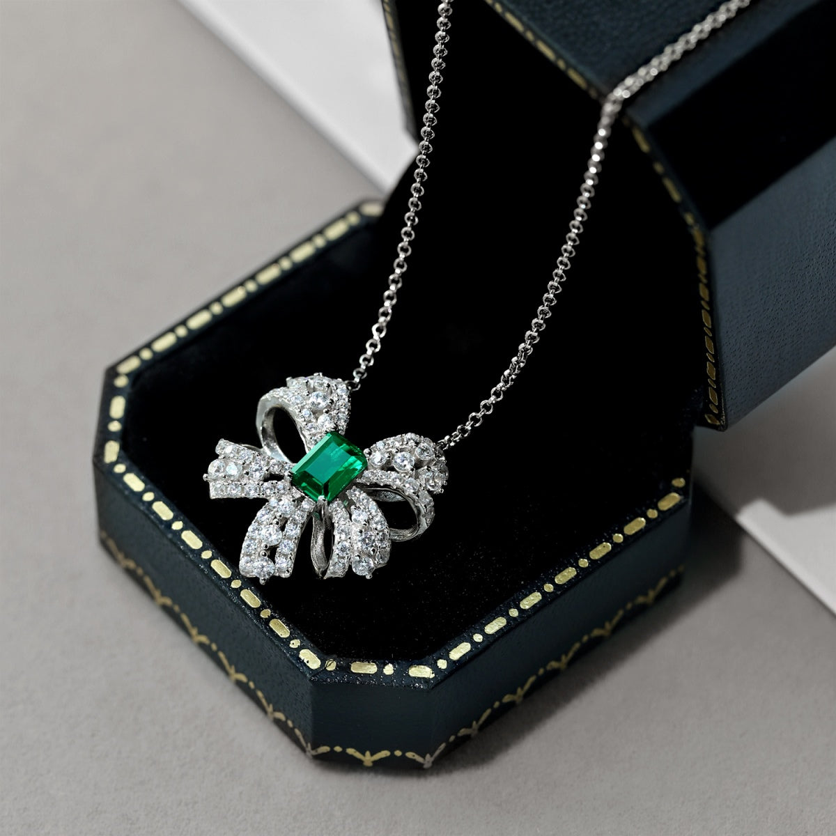 [ECHO ]Luxurious Flower Shape Emerald Cut Necklace