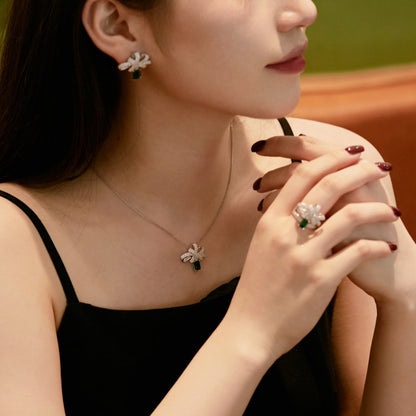 [ECHO ]Luxurious Flower Shape Emerald Cut Necklace