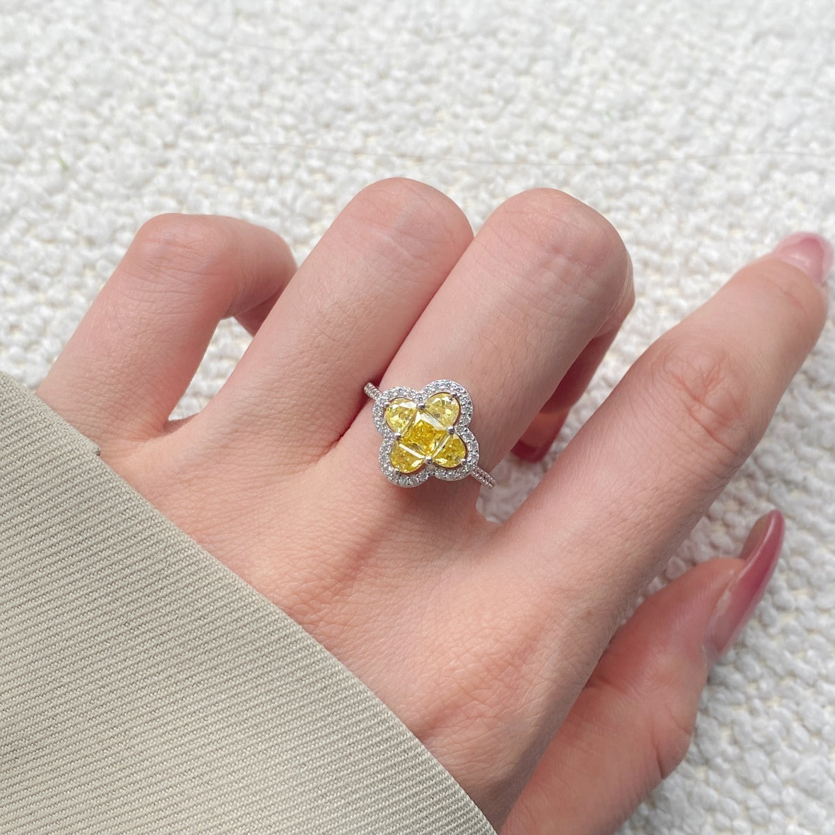 [ECHO ]Luxurious Eternity Flower Shape Banquet Ring