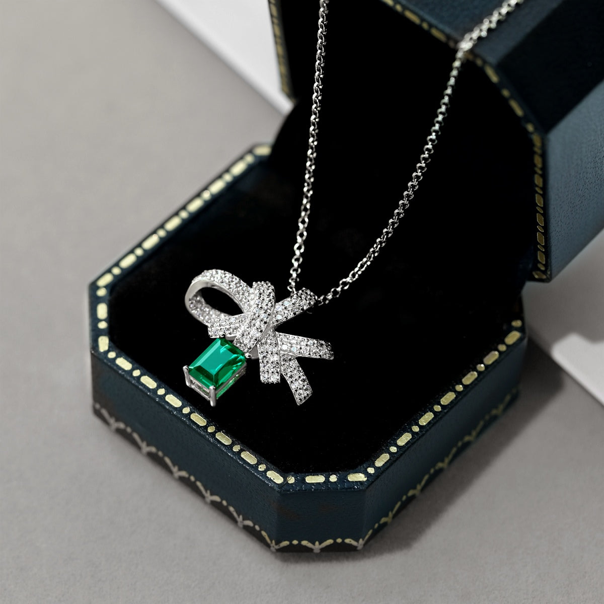 [ECHO ]Luxurious Flower Shape Emerald Cut Necklace