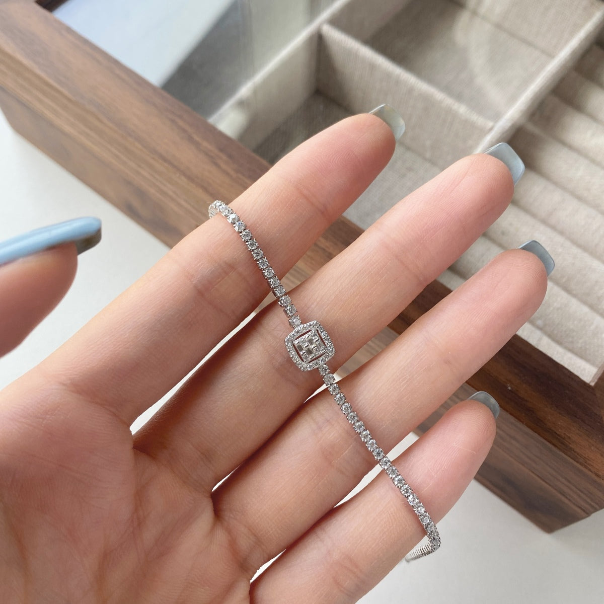 [ECHO ]Luxurious Dazzling Square Shape Banquet Bracelet