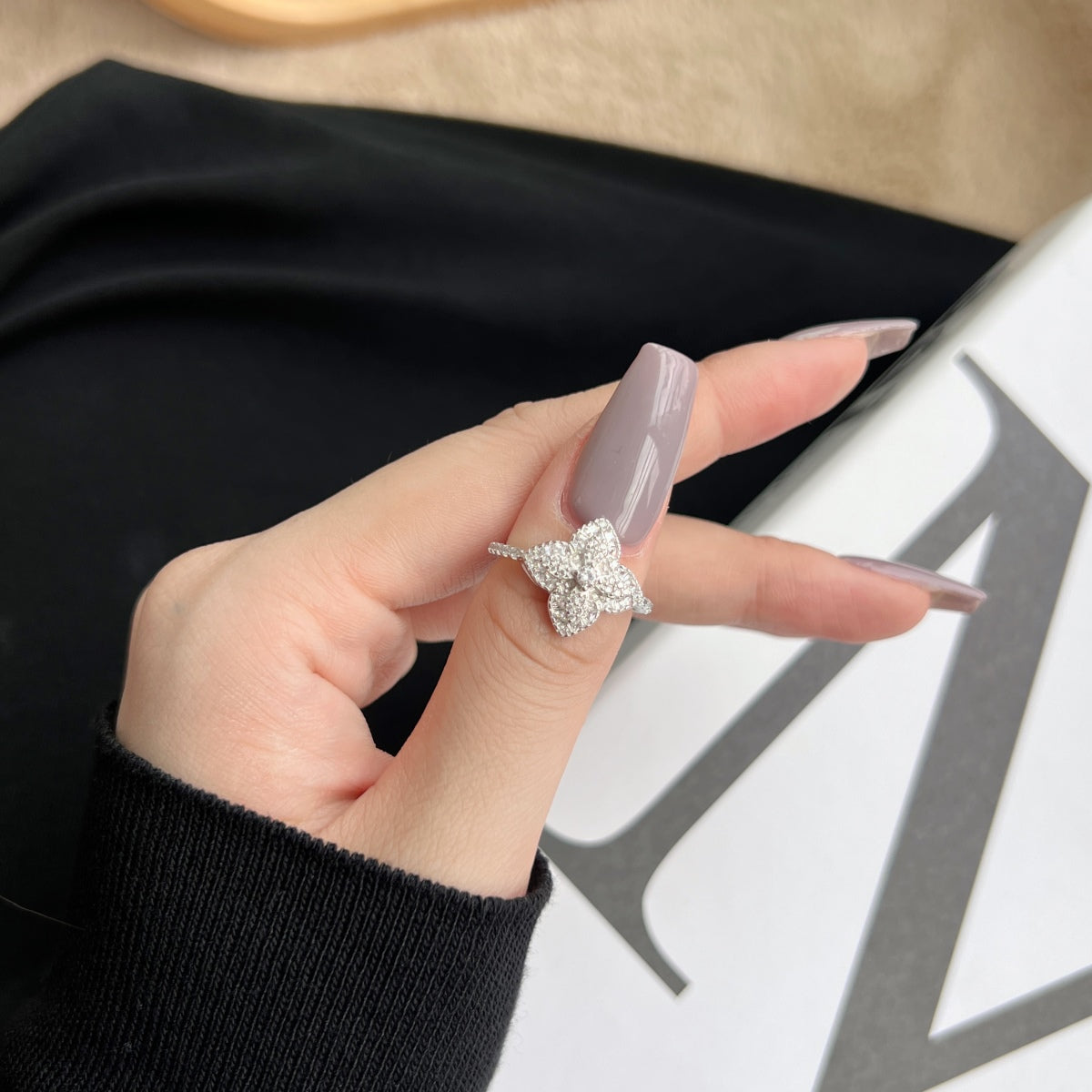 [ECHO ]Luxurious Colorful Flower Shape Banquet Ring