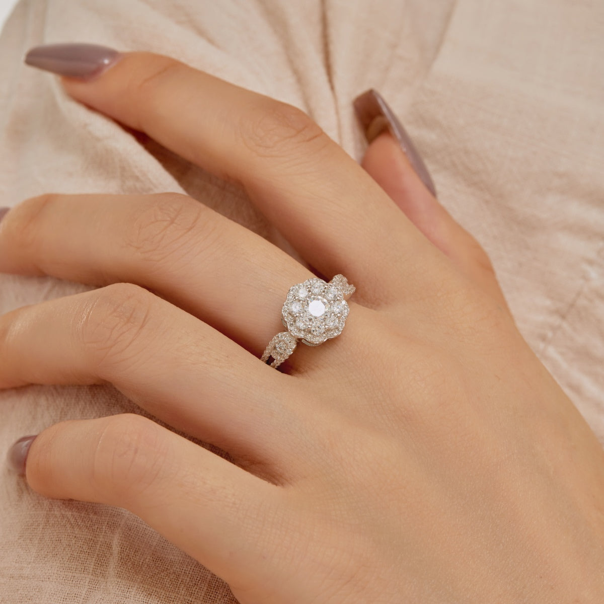 [ECHO ]Delicate Colorful Round Cut Flower Shape Wedding Ring