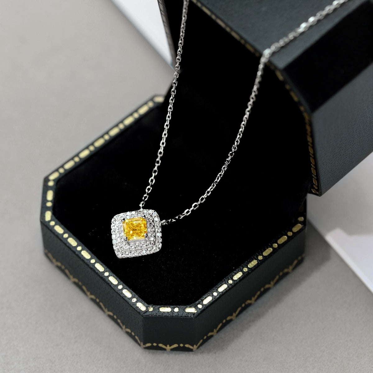[ECHO ]Sparkling Asscher Cut Necklace
