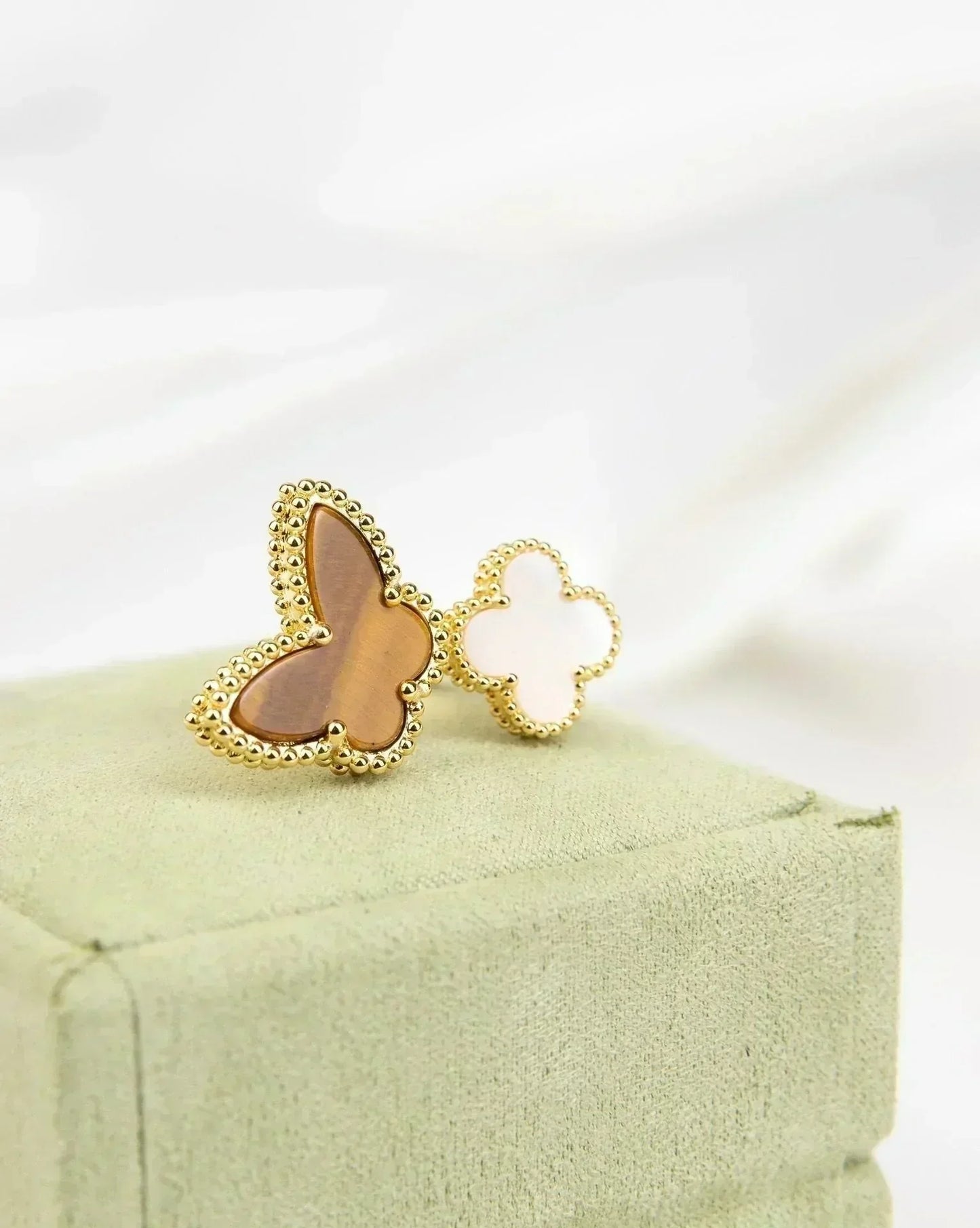 [ECHO ]LUCKY BETWEEN THE FINGER RING