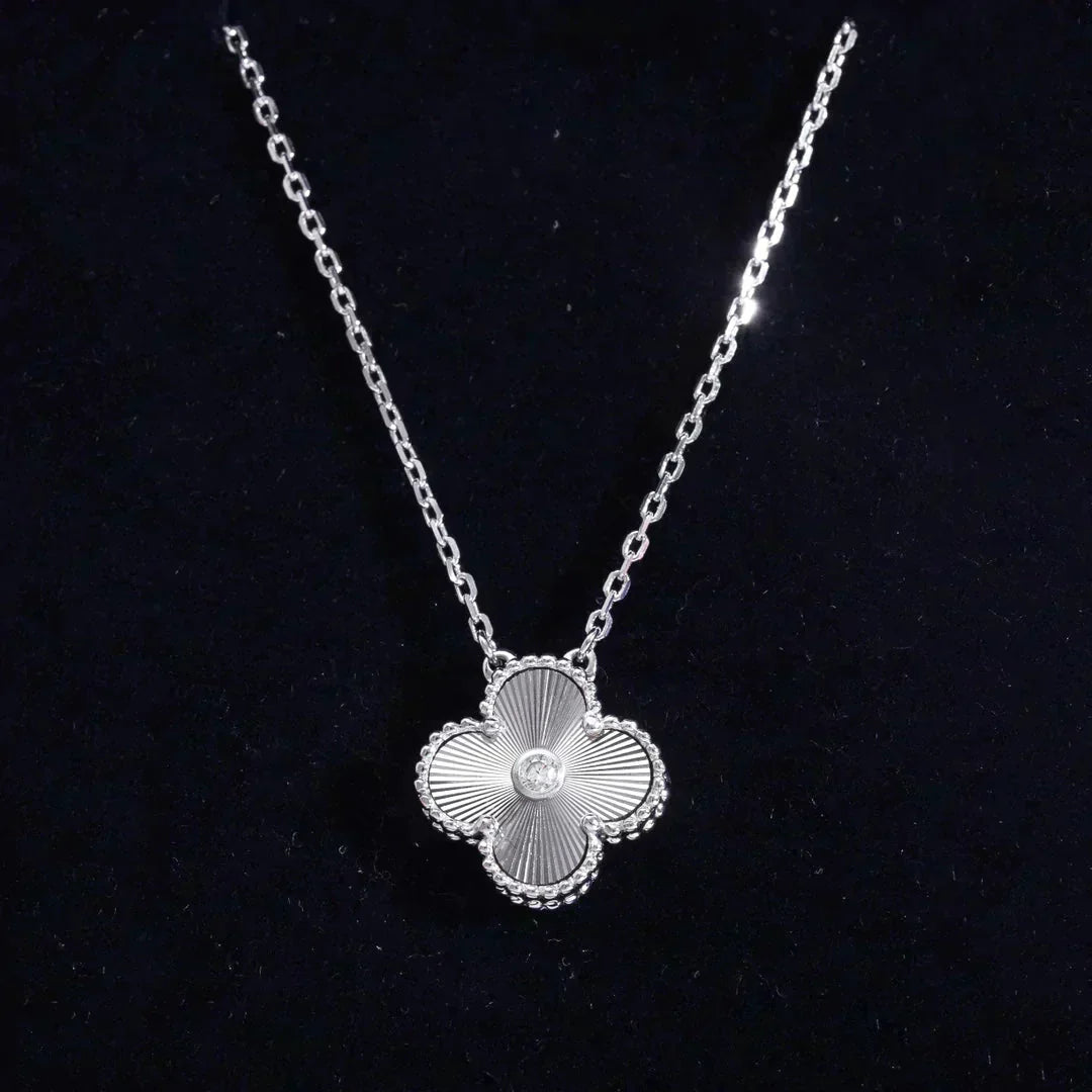 [ECHO ]CLOVER  15MM DIAMOND LASER NECKLACE SILVER