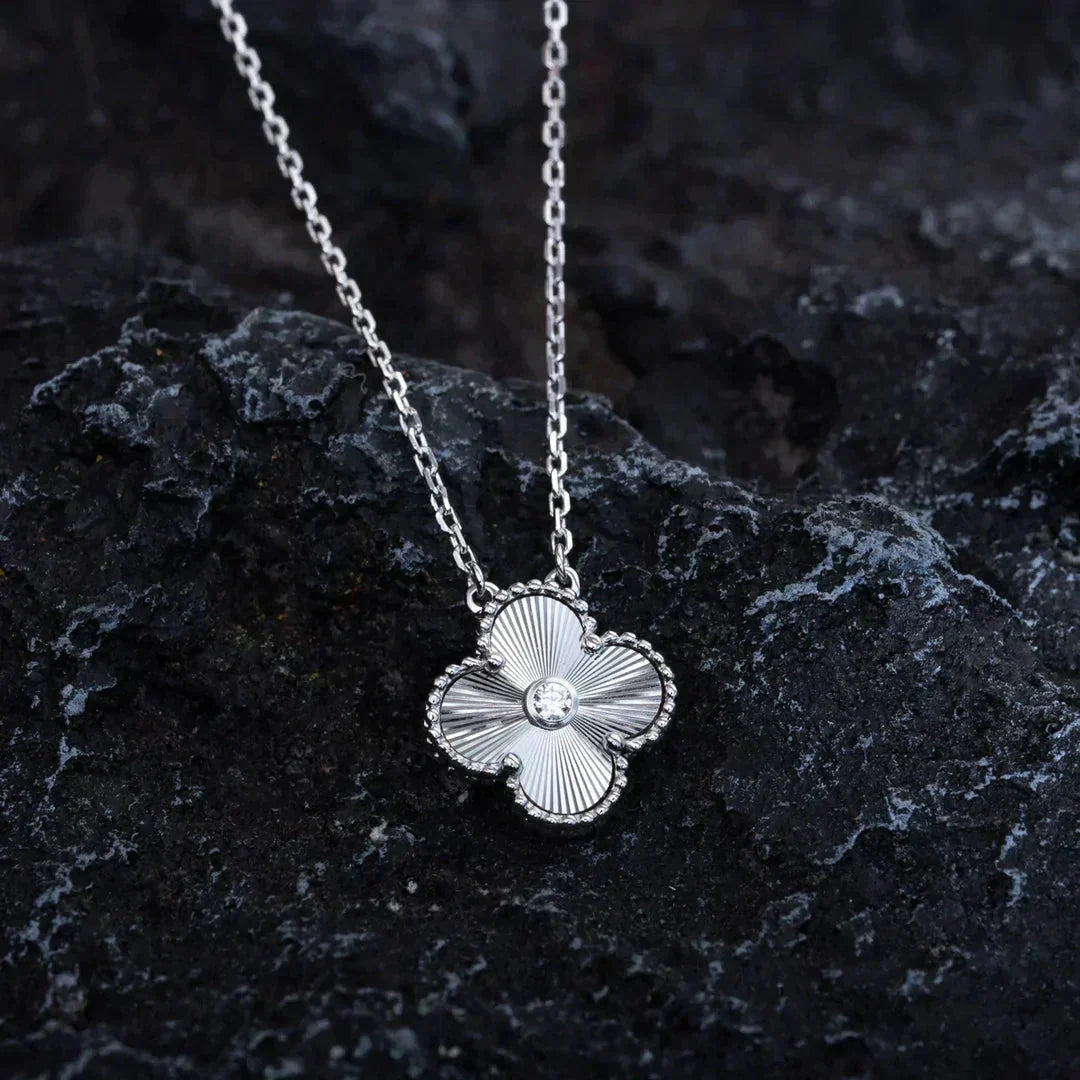 [ECHO ]CLOVER  15MM DIAMOND LASER NECKLACE SILVER