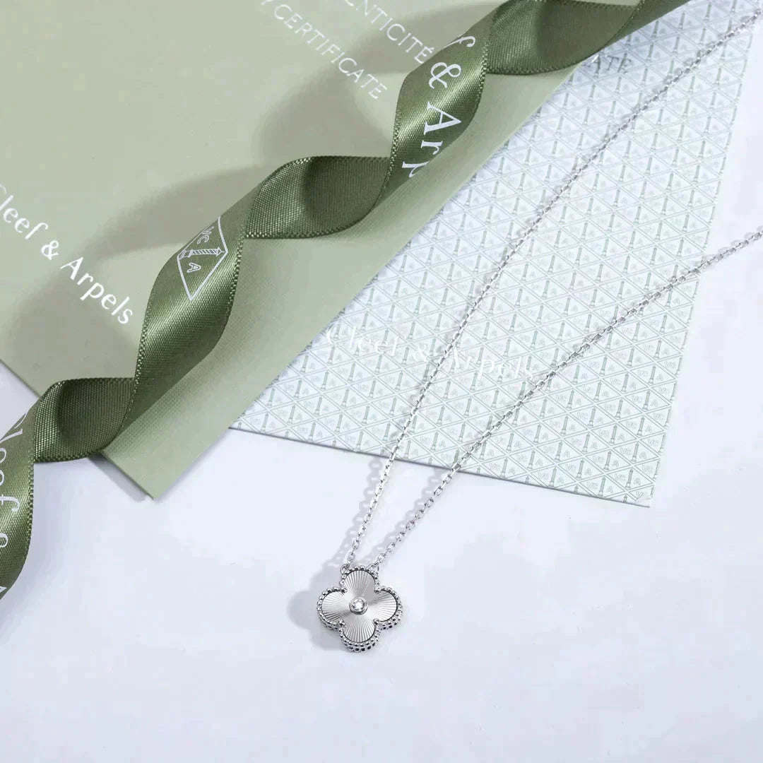 [ECHO ]CLOVER  15MM DIAMOND LASER NECKLACE SILVER