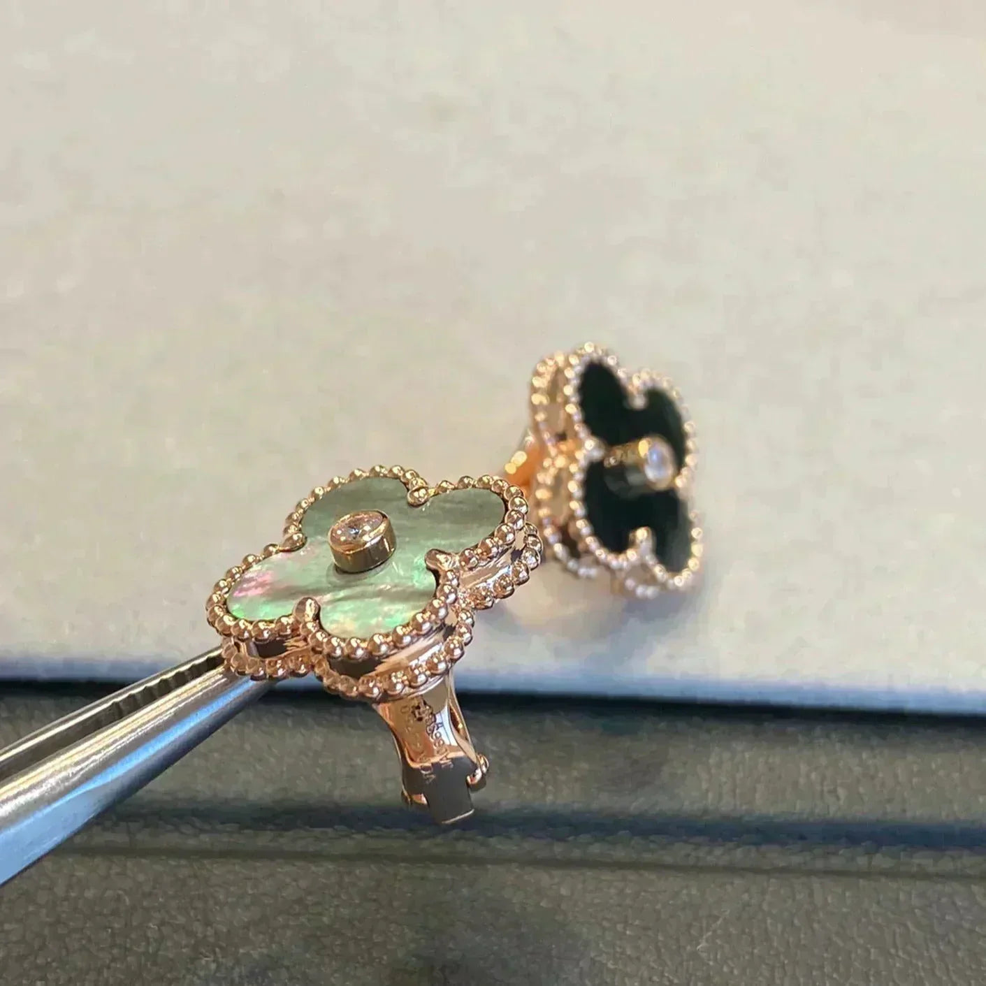 [ECHO ]CLOVER MEDIUM 1 MOTIFS GRAY MOP  DIAMOND EARRINGS