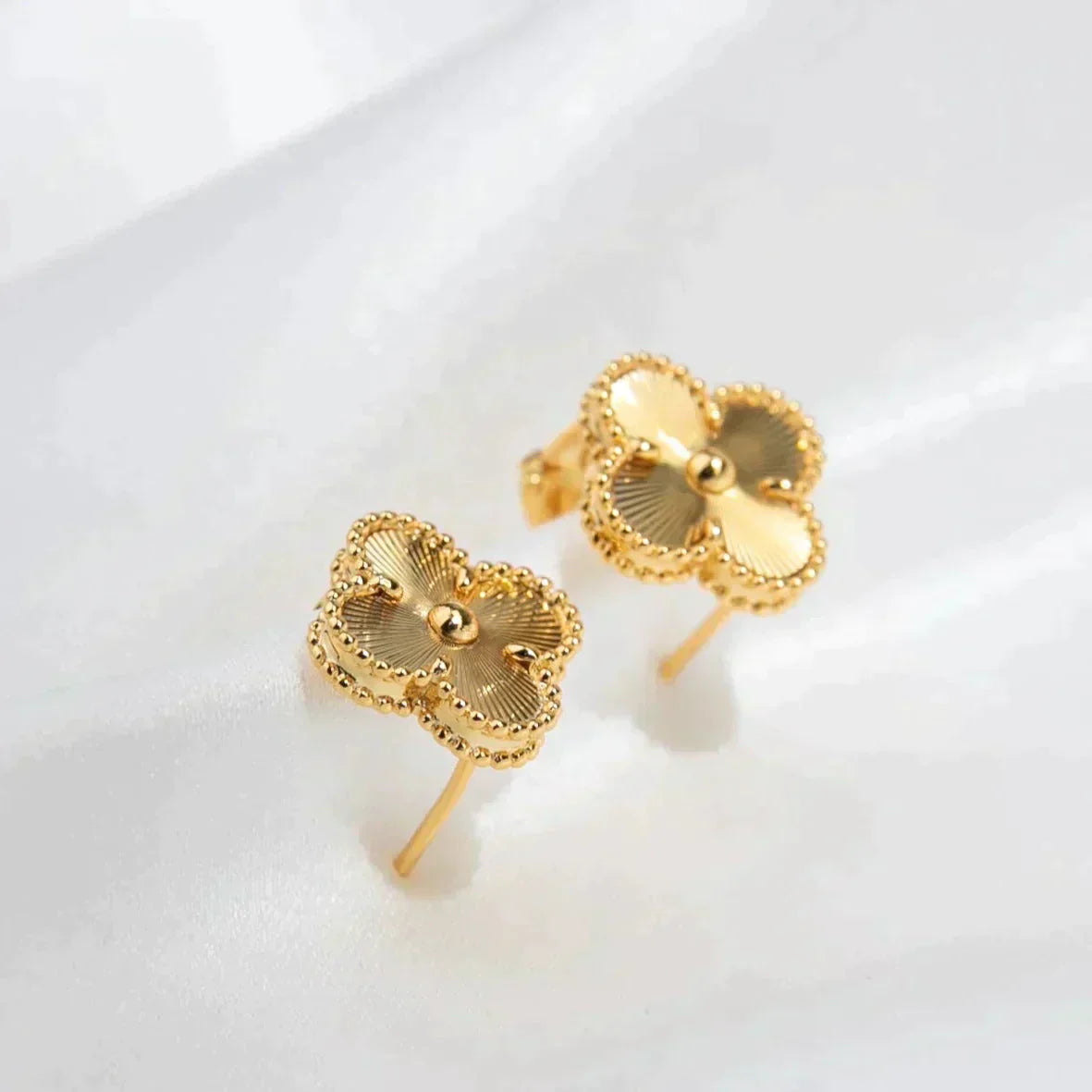 [ECHO ]CLOVER MEDIUM 1 MOTIFS LASER EARRINGS