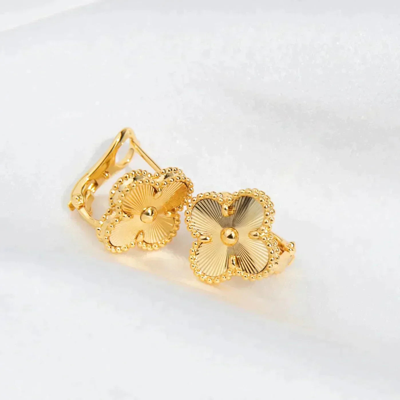 [ECHO ]CLOVER MEDIUM 1 MOTIFS LASER EARRINGS