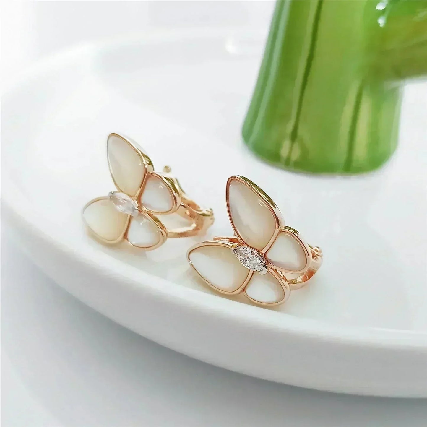 [ECHO ]BUTTERFLY MOP DIAMOND EARRINGS